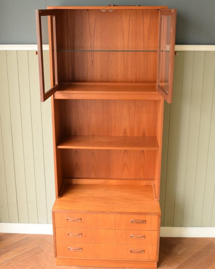 G-PLAN(Gプラン)　アンティーク家具　北欧スタイルのビンテージ家具、G-PLANのフレスコキャビネット。扉の奥はたっぷり収納扉を開けると、中にはたっぷりの収納。(k-2858-f)