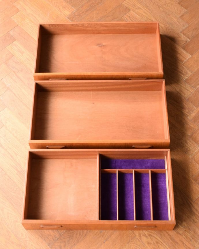 G-PLAN(Gプラン)　アンティーク家具　北欧スタイルのビンテージ家具、G-PLANのフレスコキャビネット。キレイにお直ししました引き出しの中も修復の際、専門の職人がキレイにしました。(k-2858-f)