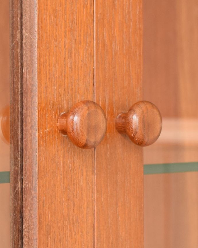 G-PLAN(Gプラン)　アンティーク家具　北欧スタイルのビンテージ家具、G-PLANのフレスコキャビネット。扉の木目があたたかさを演出クールなデザインなのに、なんだかほっとするあたたかさ。(k-2858-f)