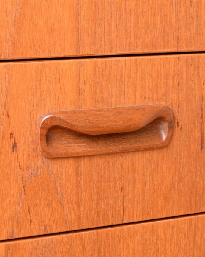 G-PLAN(Gプラン)　アンティーク家具　北欧スタイルのビンテージ家具、G-PLANのフレスコキャビネット。デザインの一部になっている取っ手取っ手のデザインもシンプルかつ機能的に。(k-2858-f)