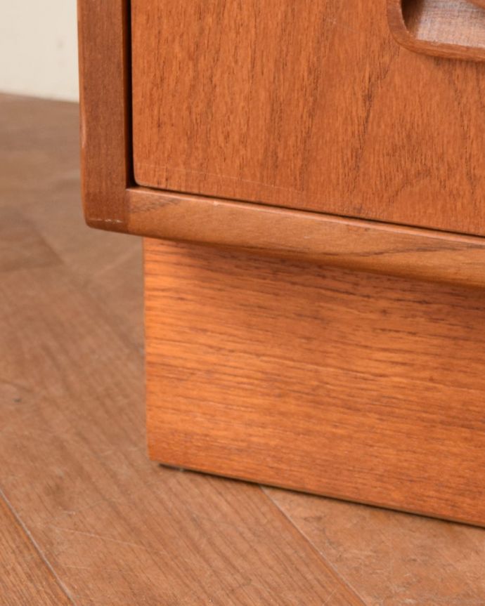 G-PLAN(Gプラン)　アンティーク家具　北欧スタイルのビンテージ家具、G-PLANのフレスコキャビネット。スッキリとした脚の裏には…Handleの家具の脚裏にはフェルトキーパーをお付けしています。(k-2858-f)