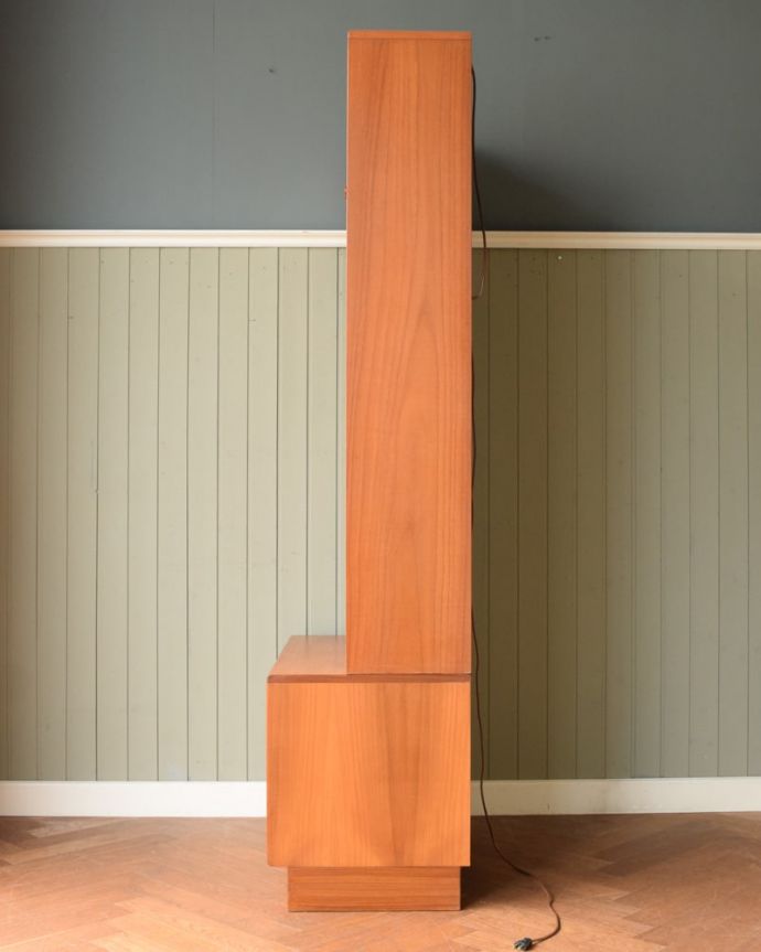 G-PLAN(Gプラン)　アンティーク家具　北欧スタイルのビンテージ家具、G-PLANのフレスコキャビネット。横から見てもスッキリどこから見てもスッキリとしてステキなヴィンテージ。(k-2858-f)