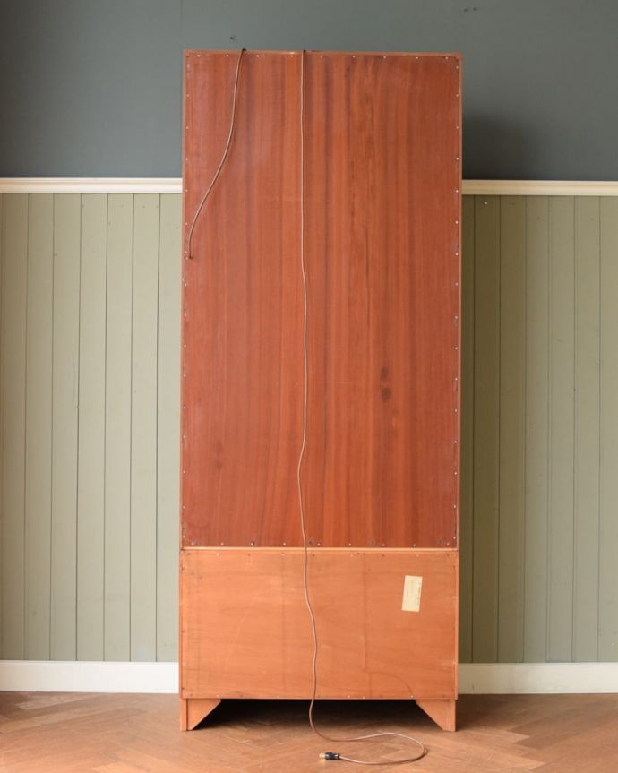 G-PLAN(Gプラン)　アンティーク家具　北欧スタイルのビンテージ家具、G-PLANのフレスコキャビネット。もちろん後ろ姿もキレイですビンテージは新品ではないので、もちろん経年変化によるキズはあります。(k-2858-f)