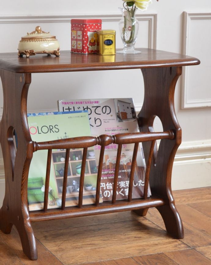 マガジンラック　アンティーク家具　マガジンラック(アーコール)　ちょっと置いておきたい…をキレイに収納新聞や雑誌など、ついついテーブルの上に置いてしまって雑多に見えるものが、コレさえあればキレイに収納出来てお部屋もスッキリ見えるんです。(k-2860-f)