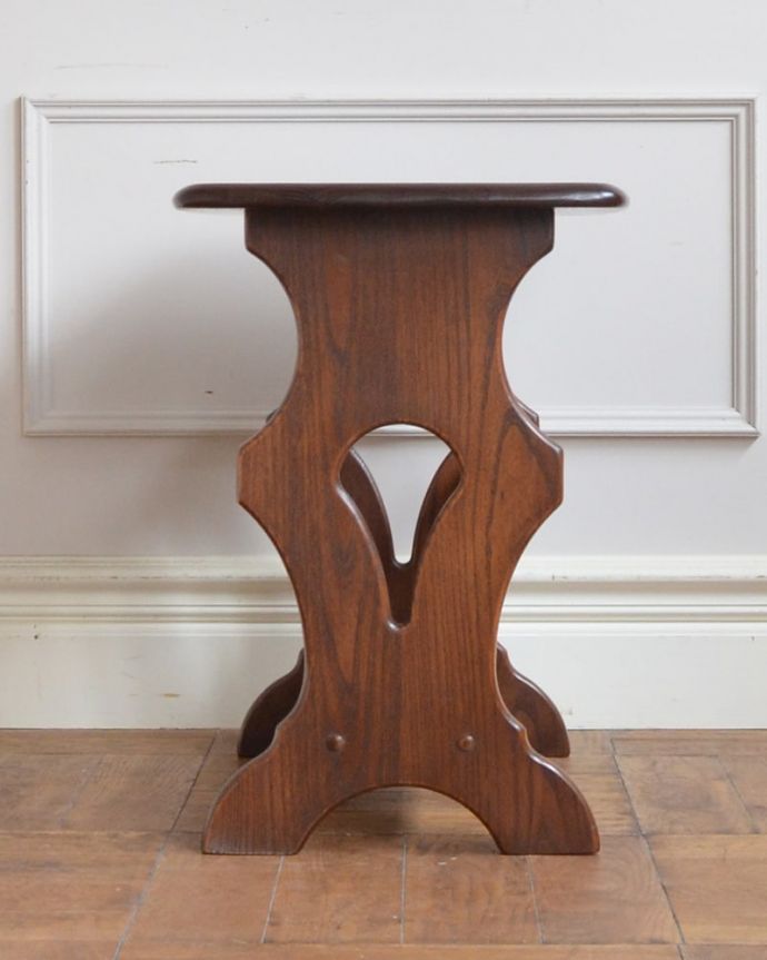 マガジンラック　アンティーク家具　マガジンラック(アーコール)　横から見ると･･･360度、どの角度から見てもキレイに仕上がっています。(k-2860-f)