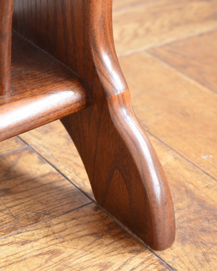 マガジンラック　アンティーク家具　マガジンラック(アーコール)　持ち上げなくても移動ラクラクHandleのアンティーク家具の足の裏にはフェルトキーパーをお付けしています。(k-2860-f)