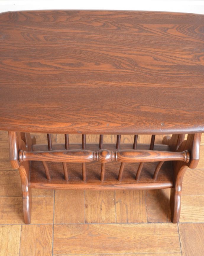 マガジンラック　アンティーク家具　マガジンラック(アーコール)　雑誌を入れる部分もキレイに修復しましたアンティークは新品ではないので経年変化によるキズはありますが、専門の職人がキレイにお直ししました。(k-2860-f)