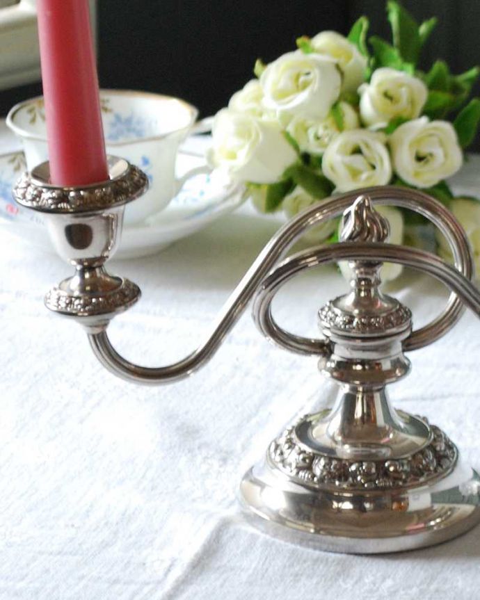 アンティーク 真鍮の雑貨 アンティーク雑貨 英国の美しい銀雑貨、アンティークシルバーのキャンドルスタンド(2本用)。テーブルセッティングの必須アイテム食卓や部屋の空間を照らすために作られたシルバーアイテムのキャンドルスタンド。(k-2860-z)