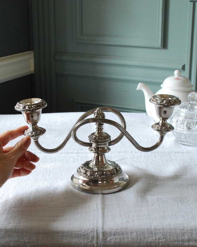 アンティーク 真鍮の雑貨 アンティーク雑貨 英国の美しい銀雑貨、アンティークシルバーのキャンドルスタンド(2本用)。癒されるキャンドルの灯りここにキャンドルを挿すだけで、なんだか特別な日に変わります。(k-2860-z)