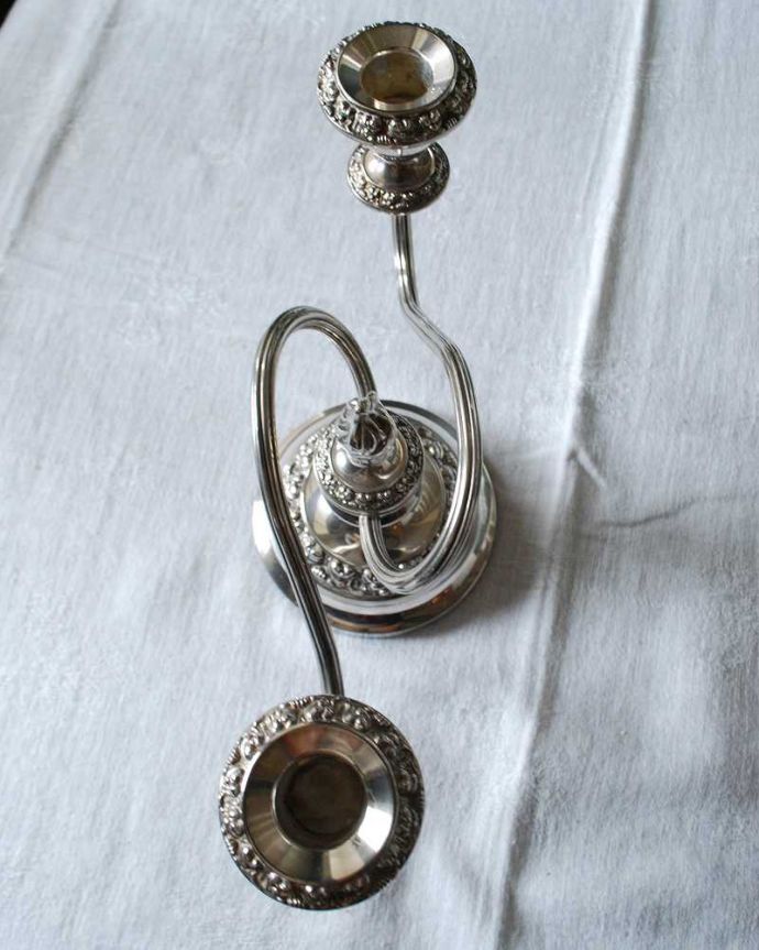 アンティーク 真鍮の雑貨 アンティーク雑貨 英国の美しい銀雑貨、アンティークシルバーのキャンドルスタンド(2本用)。上から見るとこんな感じですアンティークなので多少のキズやカケ、汚れがある場合はありますが、使用上問題はありませんのでご了承下さい。(k-2860-z)