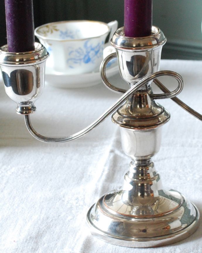 アンティーク 真鍮の雑貨　アンティーク雑貨　英国輸入の美しい銀雑貨、アンティークシルバーのキャンドルスタンド（3本用）。テーブルセッティングの必須アイテム食卓や部屋の空間を照らすために作られたシルバーアイテムのキャンドルスタンド。(k-2861-z)