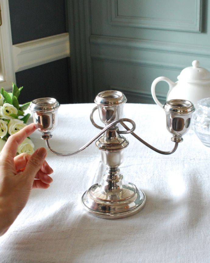 アンティーク 真鍮の雑貨　アンティーク雑貨　英国輸入の美しい銀雑貨、アンティークシルバーのキャンドルスタンド（3本用）。癒されるキャンドルの灯りここにキャンドルを挿すだけで、なんだか特別な日に変わります。(k-2861-z)