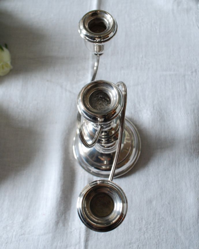 アンティーク 真鍮の雑貨　アンティーク雑貨　英国輸入の美しい銀雑貨、アンティークシルバーのキャンドルスタンド（3本用）。上から見るとこんな感じですアンティークなので多少のキズやカケ、汚れがある場合はありますが、使用上問題はありませんのでご了承下さい。(k-2861-z)