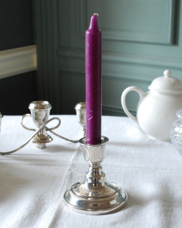 アンティーク 真鍮の雑貨　アンティーク雑貨　英国輸入の美しい銀雑貨、アンティークシルバーのキャンドルスタンド（3本用）。使う場所に合わせて1本タイプと３本タイプで使い分けることが出来ます。(k-2861-z)