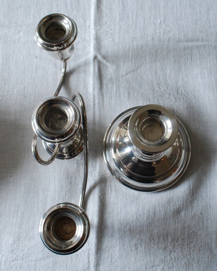 アンティーク 真鍮の雑貨　アンティーク雑貨　英国輸入の美しい銀雑貨、アンティークシルバーのキャンドルスタンド（3本用）。上下が分かれて別々で使えるデザインです。(k-2861-z)