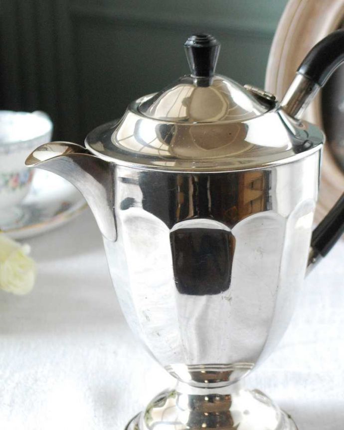 アンティーク シルバー製　アンティーク雑貨　英国輸入の銀食器、アンティークシルバーのティーポット。実際に使えるシルバーのポットヨーロッパでは価値あるアイテムの一つであるシルバーアイテム。(k-2862-z)