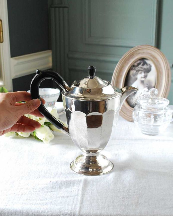 アンティーク シルバー製　アンティーク雑貨　英国輸入の銀食器、アンティークシルバーのティーポット。自宅でも特別な食事の時間が楽しめますティータイムや、お家パーティーで活躍してくれます。(k-2862-z)