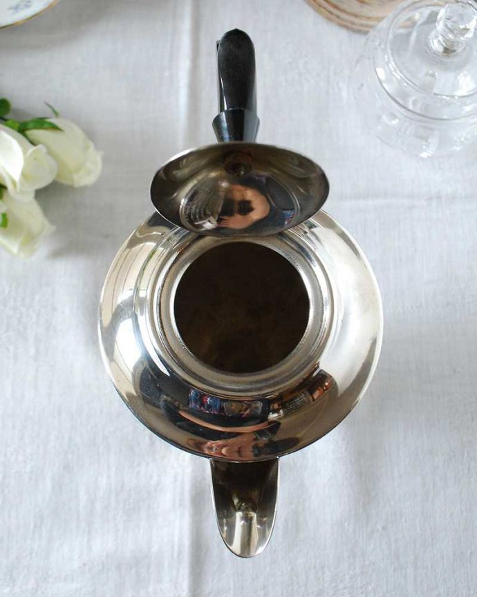 アンティーク シルバー製　アンティーク雑貨　英国輸入の銀食器、アンティークシルバーのティーポット。上から見るとこんな感じですアンティークなので多少のキズやカケがある場合はありますが、使用上問題はありませんのでご了承下さい。(k-2862-z)