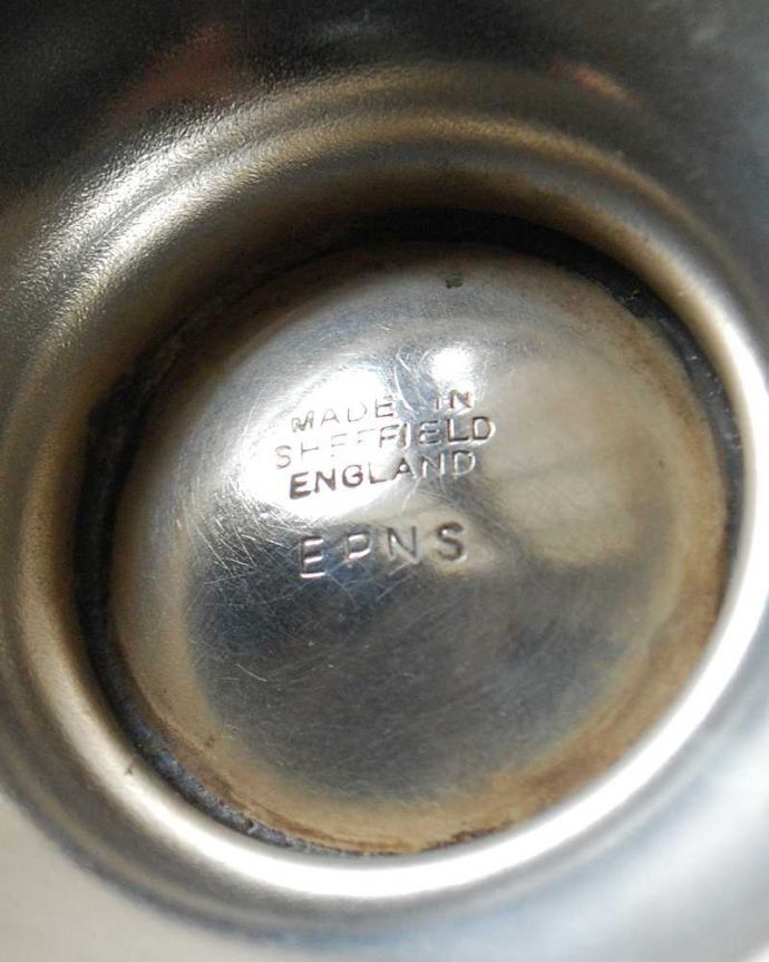 アンティーク シルバー製　アンティーク雑貨　英国輸入の銀食器、アンティークシルバーのティーポット。底に調印が残っていました。(k-2862-z)