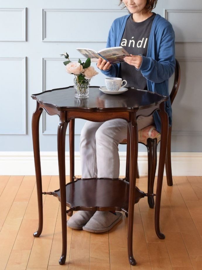 アンティークのオケージョナルテーブル