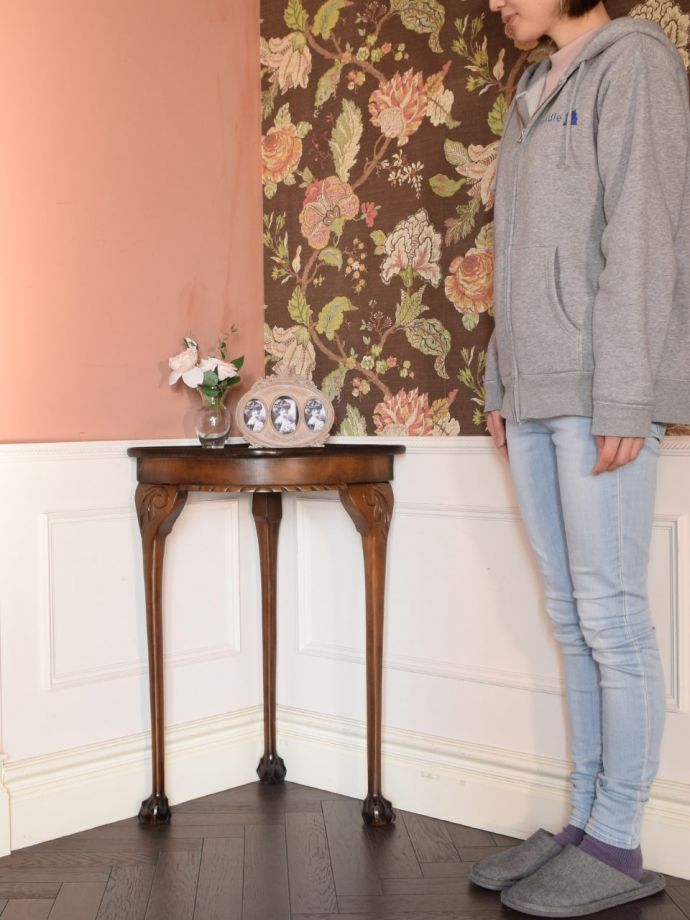 アンティーク家具 アンティーク コーナーテーブル 角にピタッと付けるだけで出来るおしゃれコーナーお部屋の角に魅せ場を作ってくれるクォータームーン(1/4)のコンソール。(k-2865-f)