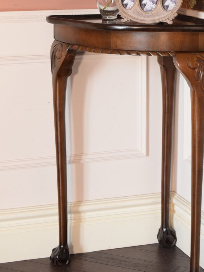 アンティーク家具 アンティーク コーナーテーブル 美しいデザインが印象的実用性を求めない見せ場を作ってくれるコンソールは、何より見た目が重要。(k-2865-f)