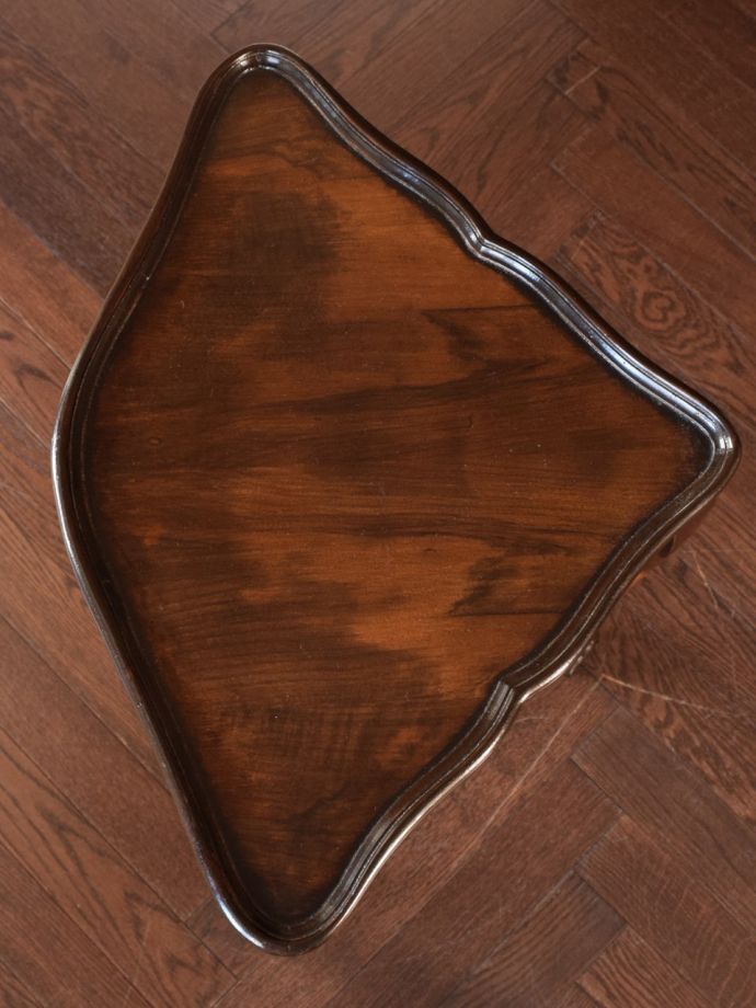 アンティーク家具 アンティーク コーナーテーブル 上から見ると1/4のお月様が見えますクオータームーン(1/4月型)の天板には、何を置いても素敵に魅せてくれる力があります。(k-2865-f)