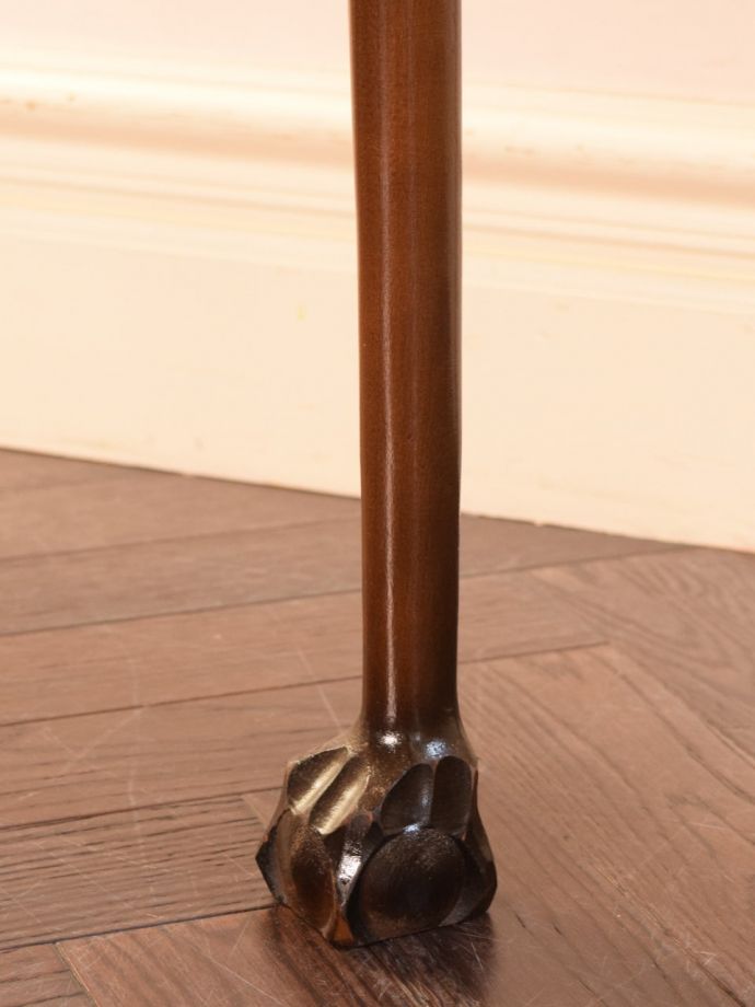 アンティーク家具 アンティーク コーナーテーブル 持ち上げなくても移動できます!Handleのアンティークは、脚の裏にフェルトキーパーをお付けしていますので、床を滑らせてれば女性1人でも移動が簡単です。(k-2865-f)