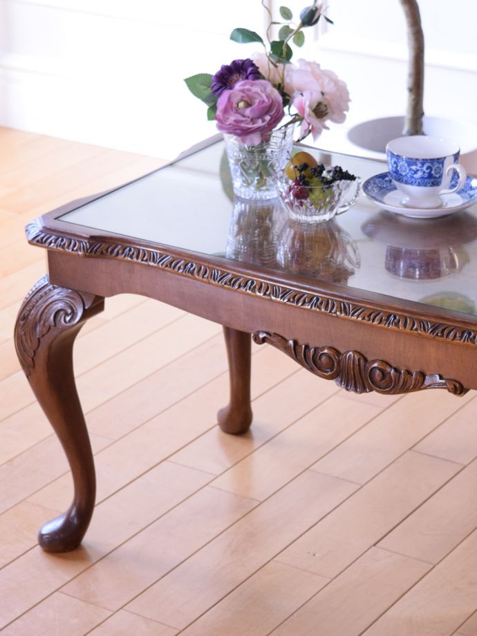 英国のアンティーク家具らしいデザイン