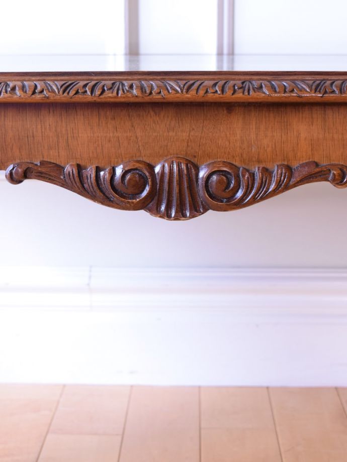 英国アンティーク家具らしい装飾