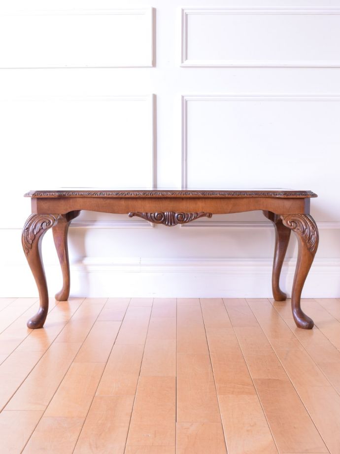 コーヒーテーブルの後ろ姿