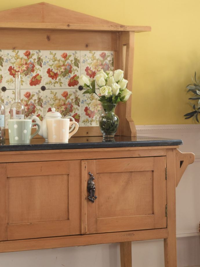 アンティーク家具でしか手に入らないキャビネット