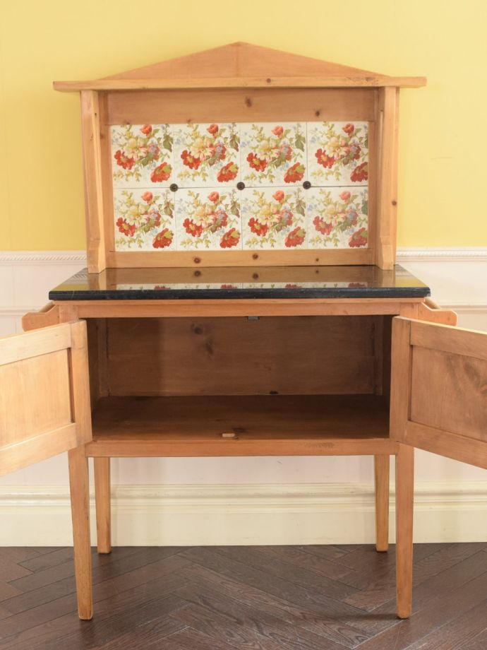 キャビネットの扉の中