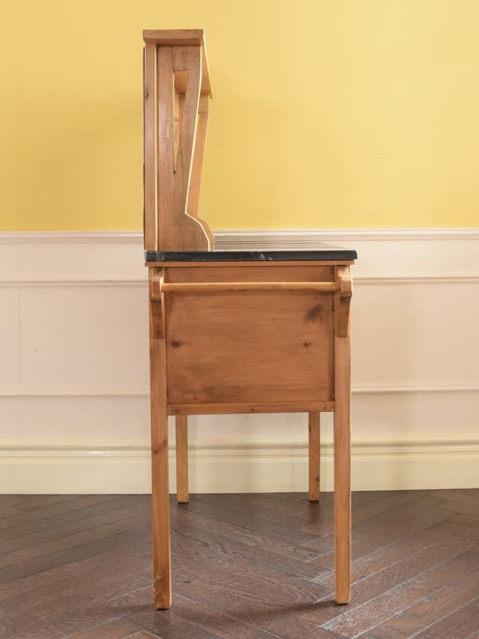 ウォッシュスタンドの側面