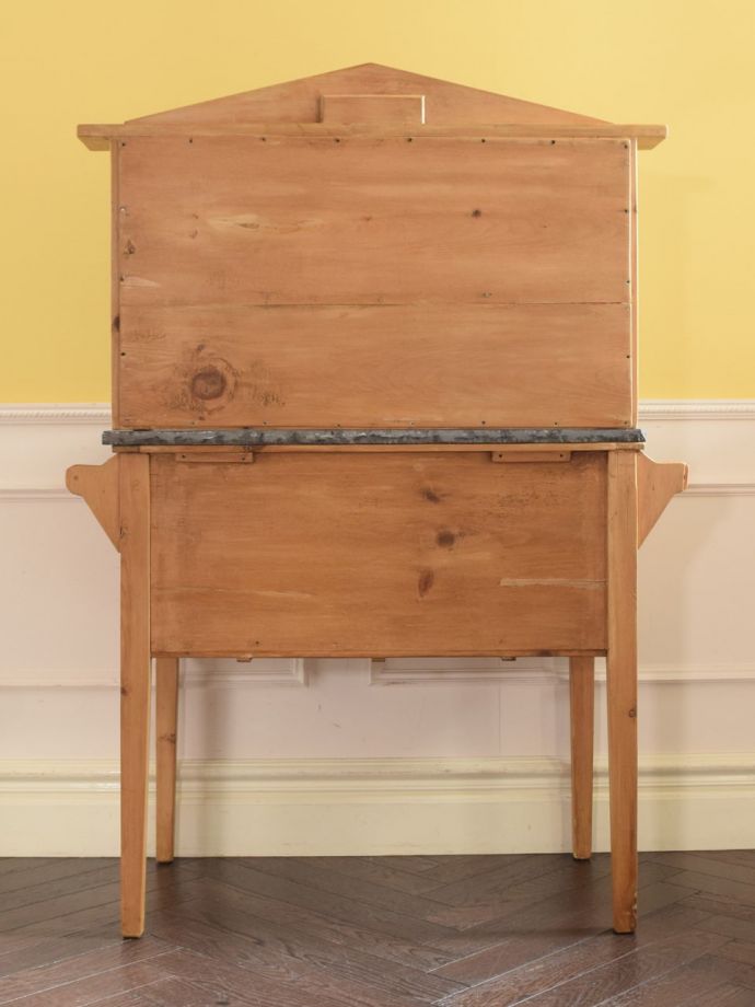 キャビネットの後ろ姿