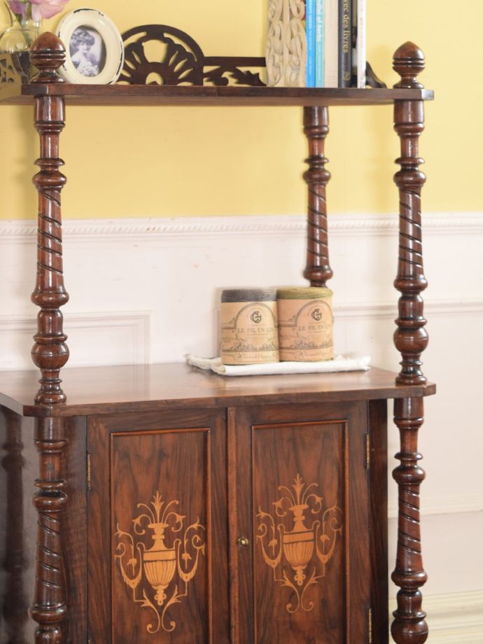 アンティーク家具らしさが漂うキャビネット