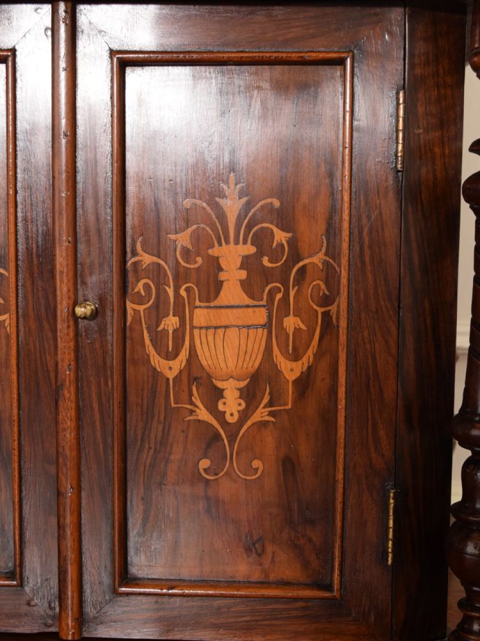 アンティーク家具らしい装飾