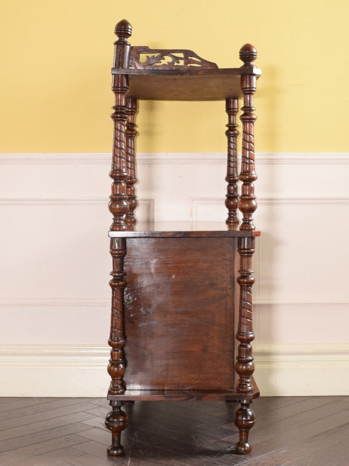 キャビネットの側面