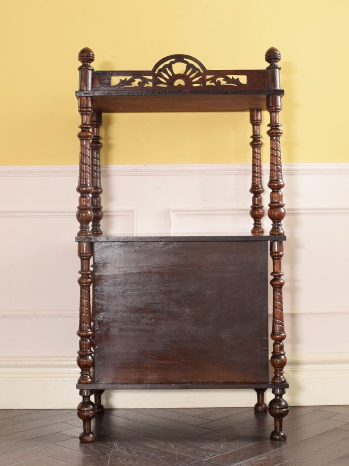 収納キャビネットの後ろ姿