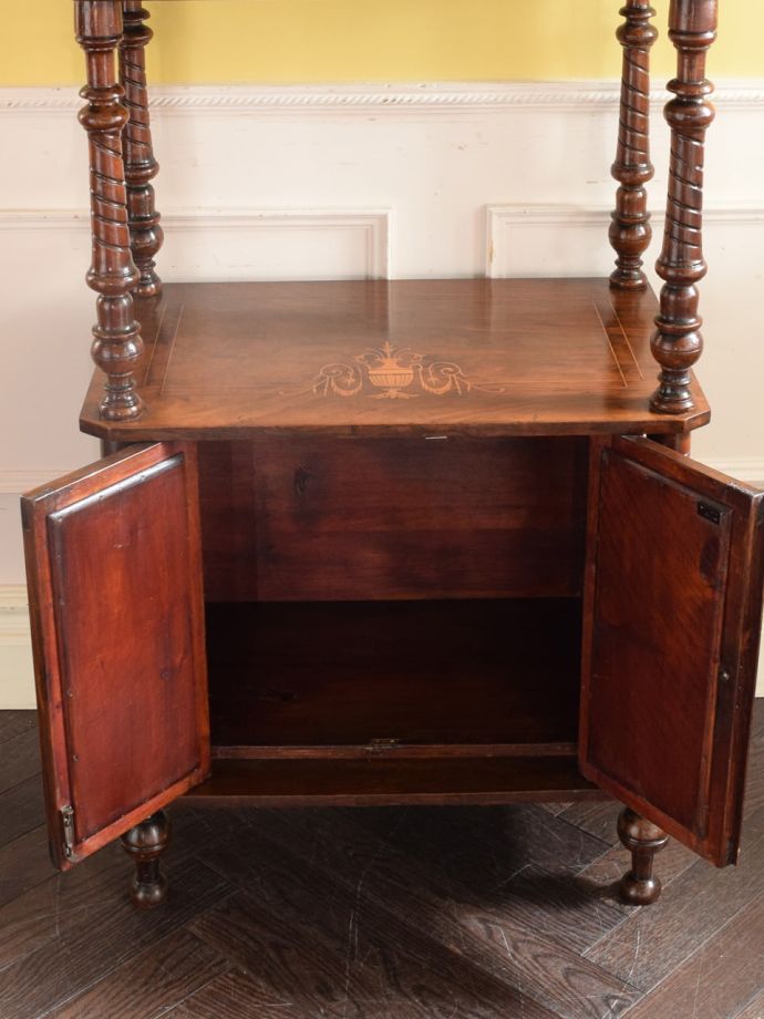 キャビネットの扉の中