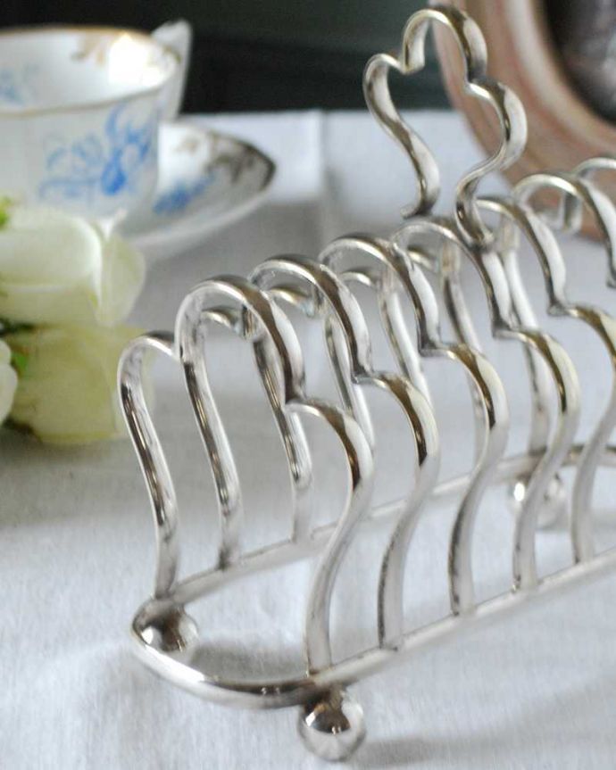 アンティーク 真鍮の雑貨 アンティーク雑貨 英国のアンティークインテリア雑貨、シルバーのトーストスタンド。食卓を華やかにしてくれる使い方は自由自在。(k-2868-z)