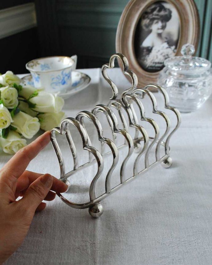 アンティーク 真鍮の雑貨 アンティーク雑貨 英国のアンティークインテリア雑貨、シルバーのトーストスタンド。とっても可愛いフォルムお家で優雅なアフタヌーンティーを味わえるアイテム。(k-2868-z)