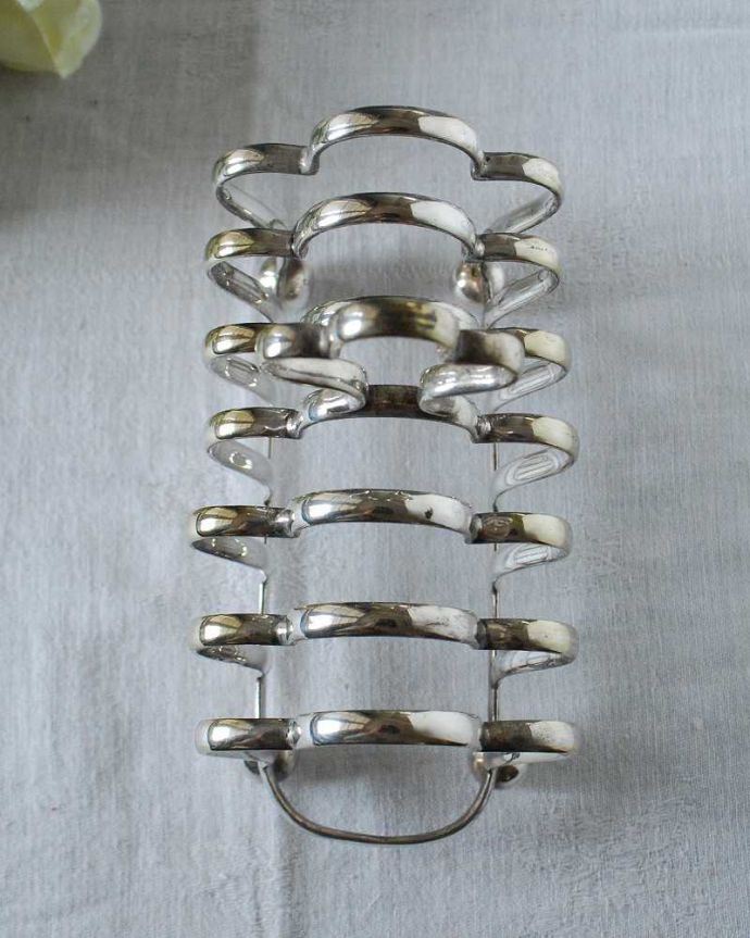 アンティーク 真鍮の雑貨 アンティーク雑貨 英国のアンティークインテリア雑貨、シルバーのトーストスタンド。上から見ると… アンティークなので多少のキズ・汚れがある場合がありますが使用上問題はありませんので、ご了承下さい。(k-2868-z)