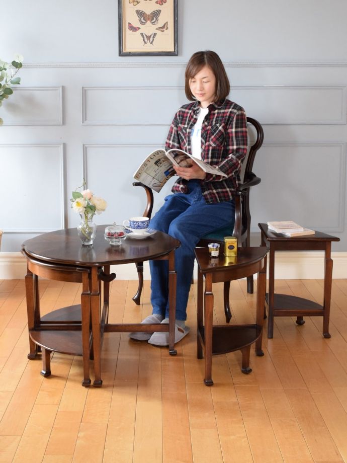 アンティークのネストテーブル