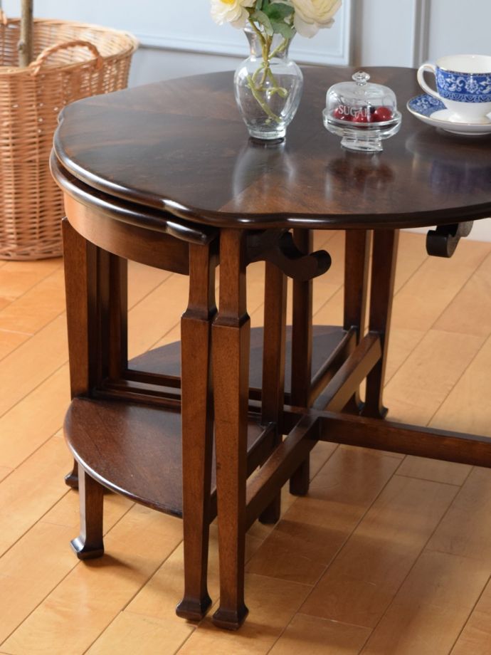 アンティーク家具らしさが漂うネストテーブル