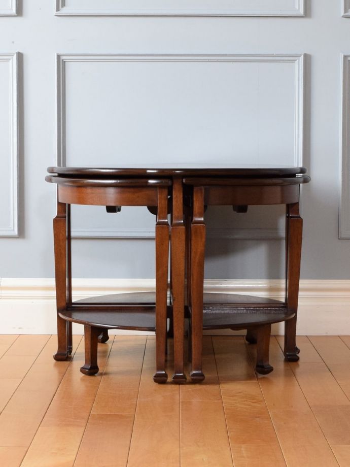 アンティークテーブルの側面