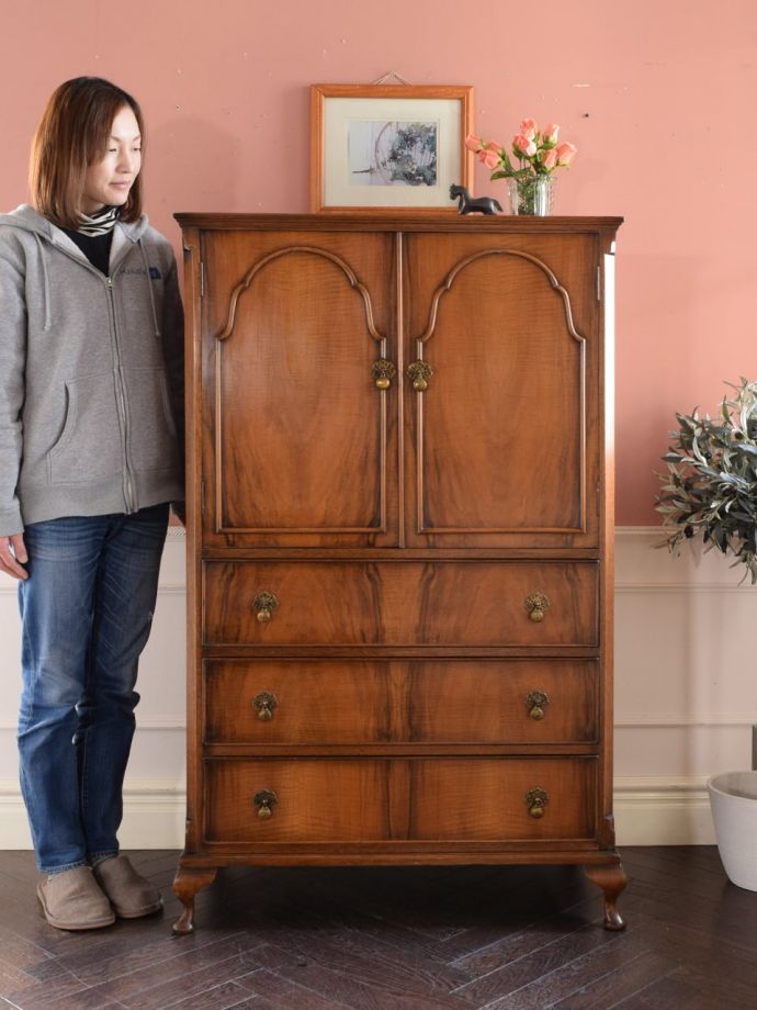 英国アンティークのキャビネット