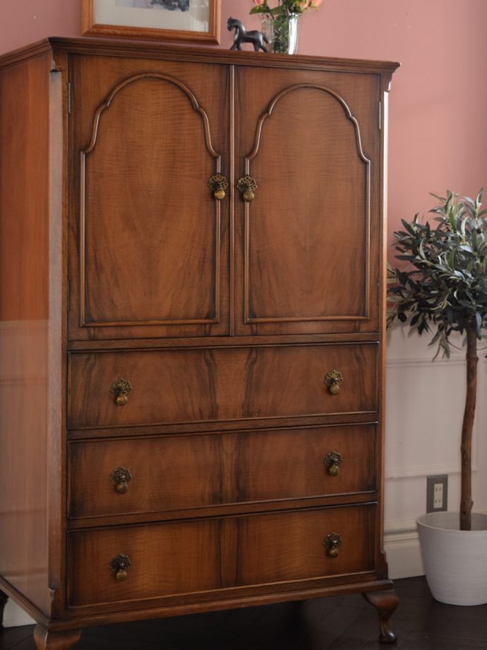 アンティーク家具らしい美しい杢目