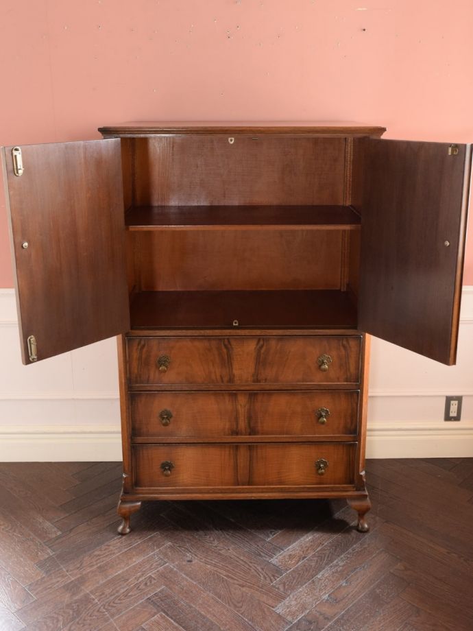 アンティークキャビネットの扉の中