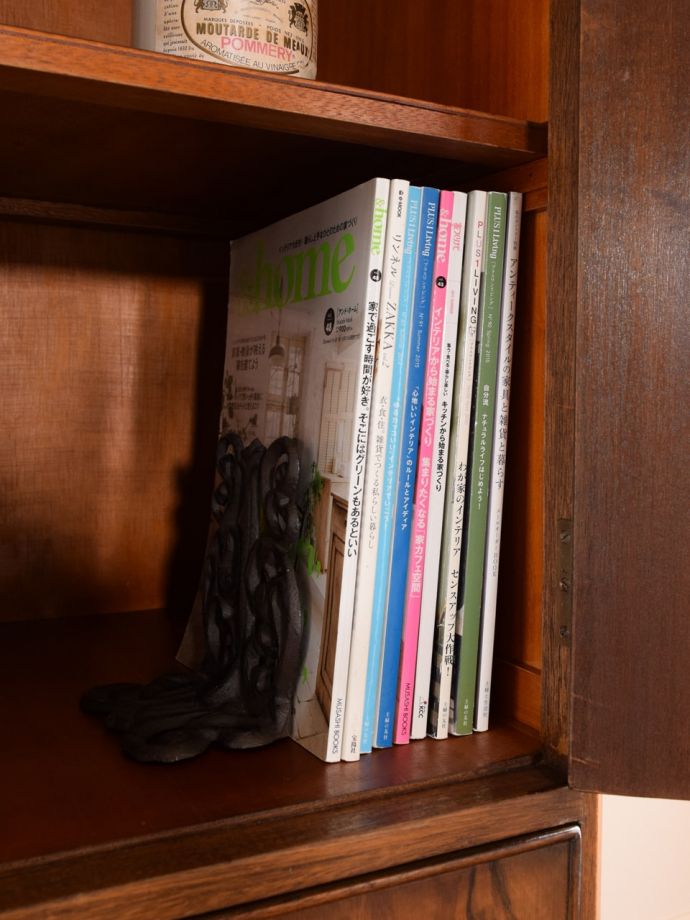 収納たっぷりのカップボードチェスト